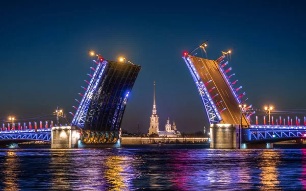 Peter ve Paul kalesinin önünde boşanmış Saray Köprüsü. Sankt Peterburg.