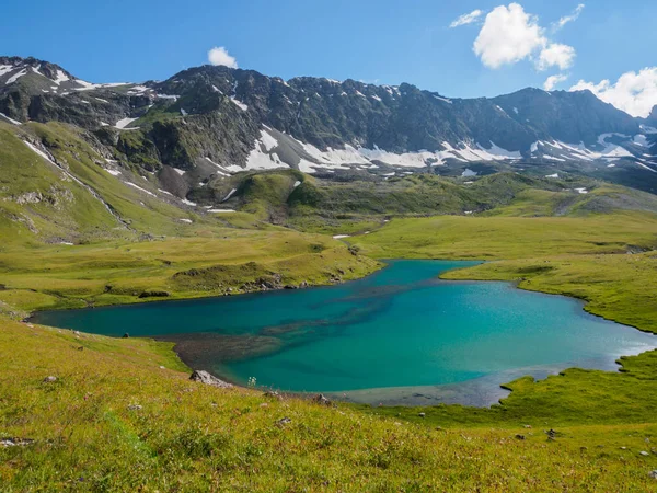 Blick Auf Den Bergsee Mit Grünem Wasser — Stockfoto