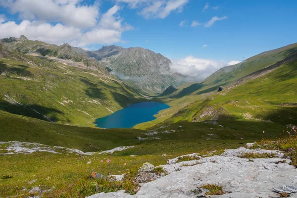 Blick Auf Den Bergsee Mit Blauem Wasser — Stockfoto