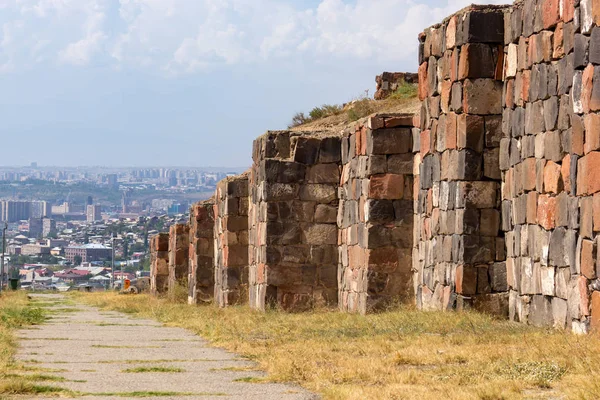 Erebuni Kalesi Surlarının. Ermenistan. Yerevan