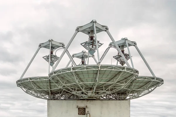 Antenas Satelitales Mirando Espacio —  Fotos de Stock