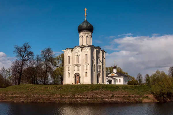 Limestone Russian Church of 12th century. Bogolyubovo, Vladimir region, Golden Ring. Russia — Stock Image Limestone Russian Church 12Th Century Bogolyubovo Vladimir Region Golden Ring Stock Image