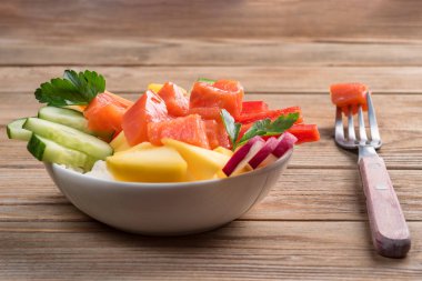 Ahşap arka plan üzerinde çatal ile Hawaii poke salata. Yakından kapatın. Yumuşak odak. Sadece pirinç, somon ve herhangi bir sebze almak hazırlamak için.
