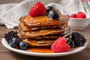 Böğürtlen ve ballı krep. Yumuşak odaklama