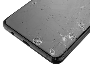 Beyaz üzerinde izole edilmiş ciddi şekilde kırılmış bir akıllı telefonun arka camının üst görünümünü kapatın