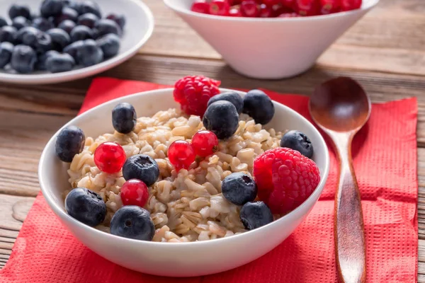 Nahaufnahme Von Haferbrei Mit Blaubeeren Und Himbeeren Und Getreidebrot Auf — Stockfoto