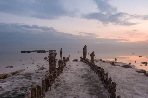 Alter Hölzerner Pool Vor Untergehenden Wolken Die Sich Glatten Wasser — Stockfoto