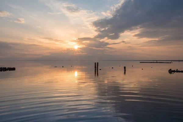 Nuvens Pôr Sol Refletidas Água Suave Lago Salgado — Fotografia de Stock