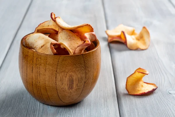 Vista de cerca de las sabrosas papas fritas de manzana en una taza de madera en el blanco — Foto de Stock