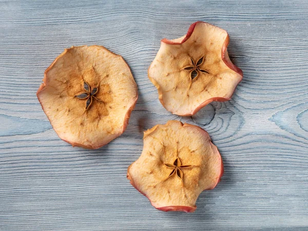 Vista superior de las virutas de manzana de árbol sobre un fondo de madera blanca — Foto de Stock