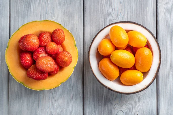 Vista superior de fresa en melón y kumquat en tazón de coco en w — Foto de Stock
