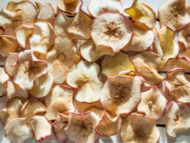 Güneş ışığı ile aydınlatılan elma cipsi arka planının üst görünümü