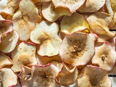 Güneş ışığı ile aydınlatılan elma cipsi arka planının üst görünümü