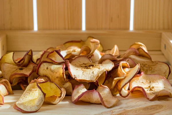Vista de chips de manzana iluminados por luz solar estrecha. Con espacio para copias. Enfoque suave . — Foto de Stock