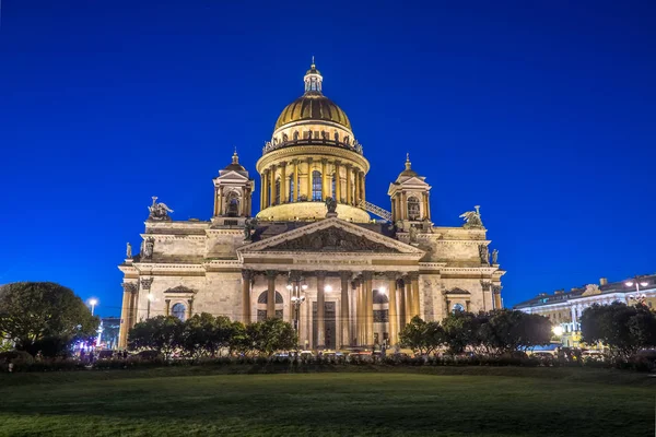 Vista notturna della Cattedrale di Sant'Isacco a San Pietroburgo, Russia . — Foto Stock