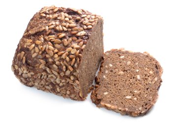 Beyaz arka planda kahverengi ev yapımı ekmek görüntüsü var. Ölçekle