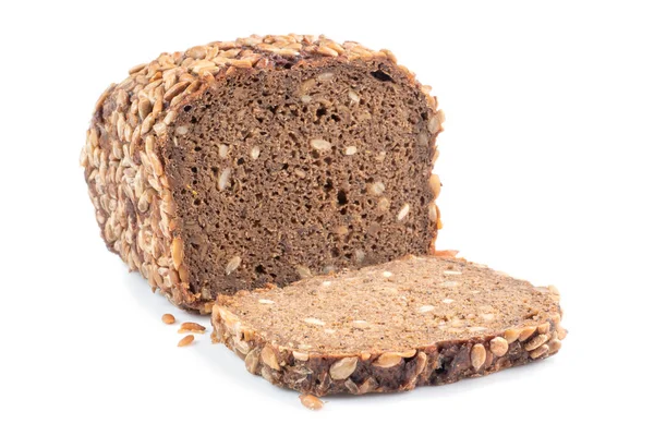 Närbild Visa av brunt hemlagat bröd isolerad på vit bakgrund. . Selektiv inriktning. — Stockfoto