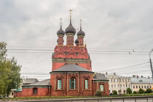 Jaroslavl, Rysslands gyllene ring. Trettondagskyrkan i centrala Yaroslavl. — Stockfoto