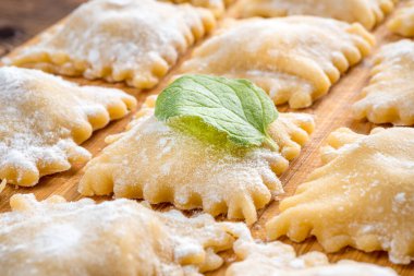 Yeşil fesleğenli taze ev yapımı Ravioli 'nin yakın görüntüsü. Yumuşak odak.