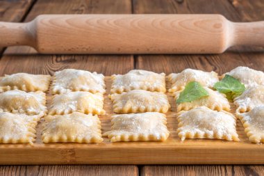 Tahta Arkaplanda Taze Ev Yapımı Ravioli 'nin Perspektif Manzarası. Yumuşak odak.