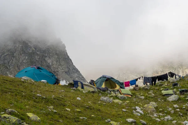 Zelte Touristenlager Kleidung Der Wäscheleine Nach Dem Regen Den Bergen — Stockfoto