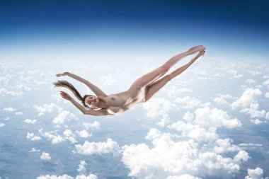 Yüksek bulutlar gökyüzü Aong yukarıda Levitating güzel çıplak kadın