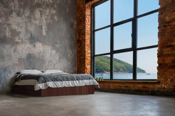 Stora Loft Interiör Med Säng Havet Och Bergen Fönstret Stockbild