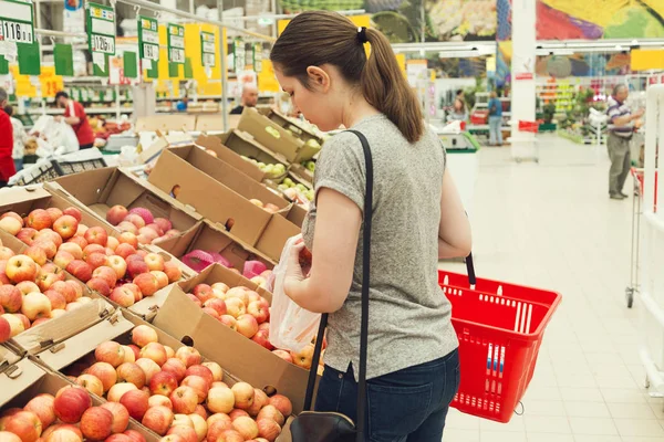 Young Woman Choosing Fresh Apples Supermarket — Stock Photo, Image