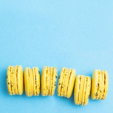 Satır çikolata damla mavi zemin üzerine sarı macaroons