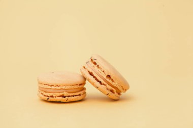 Çift macaroons pastel şeftali zemin üzerine şeftali