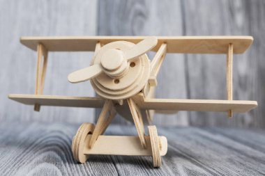 ahşap gri arka plan üzerinde oyuncak uçak