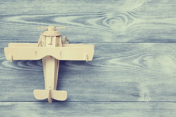 vintage tarzı bir oyuncak ahşap uçak üstten görünüm