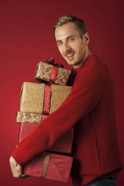 Мужчина Обнимает Коробку Рождественских Подарков — стоковое фото