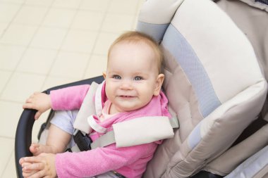 bir bebek arabası içinde oturan şirin mutlu bebek