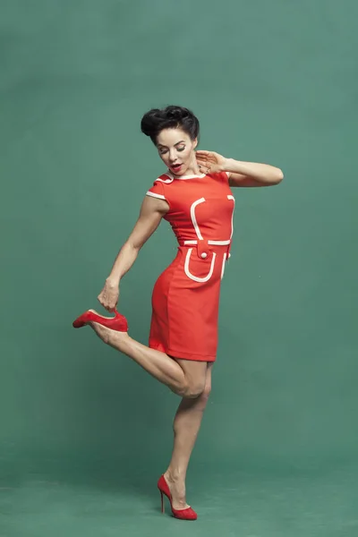 Девушка Красном Платье Держащаяся Ботинок — стоковое фото