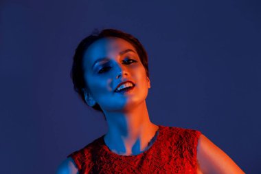 renkli ışık ile gülümseyen kız