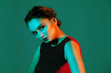 moda model renk ışık ile