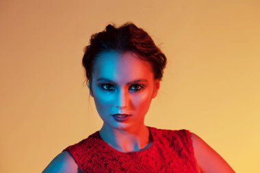 ciddi kız kameraya düz renkli ışık ile