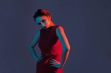 zarif kız mavi ışık ile dört gözle