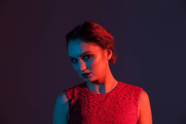 loş ışıkta dalgın kız