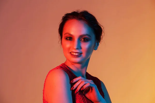 Una Chica Sonriente Mira Hacia Adelante Luz Color — Foto de Stock