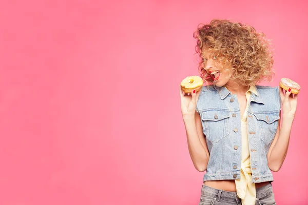 Красива Дівчина Тримає Пончики Посміхається Камеру Рожевому Фоні — стокове фото