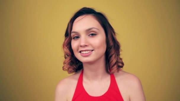 Menina Bonita Sorrindo Fundo Amarelo — Vídeo de Stock