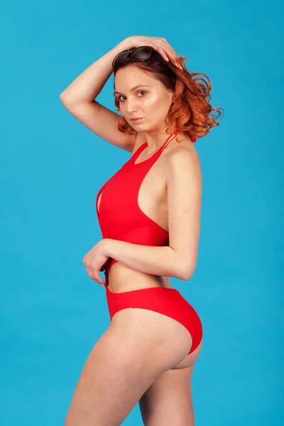 Fiatal Lány Kék Háttér Piros Fürdőruhát — Stock Fotó
