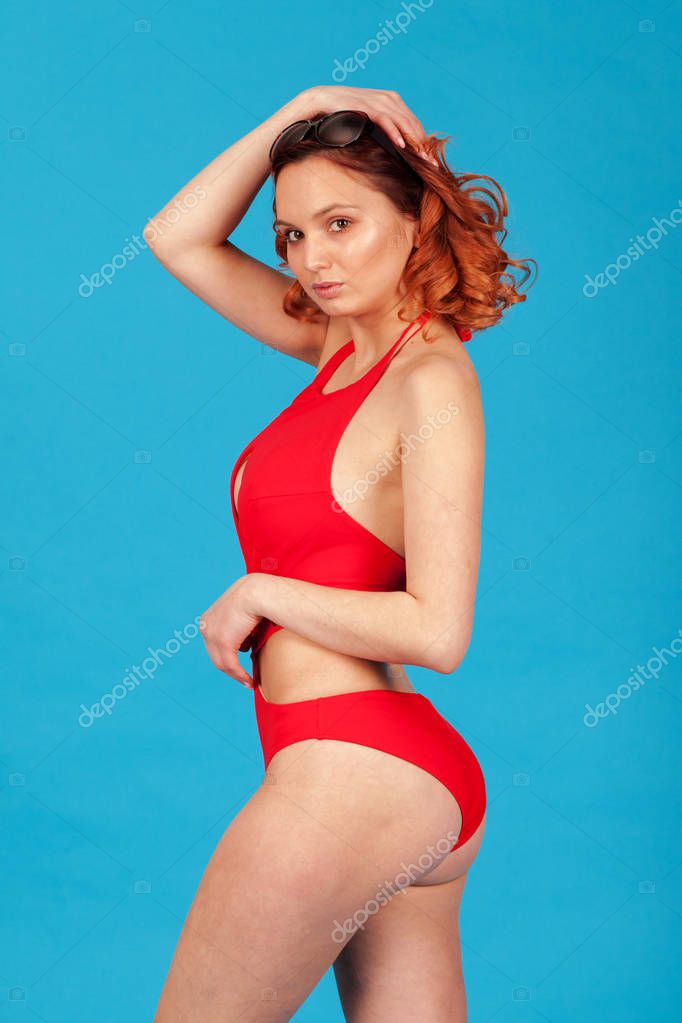 Девка в красном купальнике