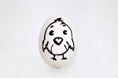 Beyaz arka planda yumurta ve tavuk resmi.