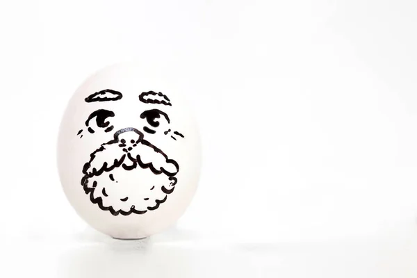 Huevo sobre fondo blanco con patrón facial. hombre barbudo. Santa Claus — Foto de Stock