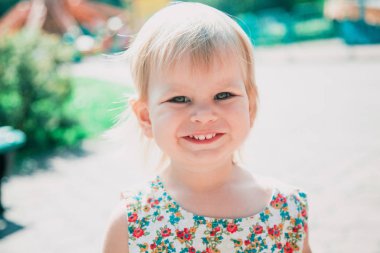 Küçük sarışın kızın portresi.