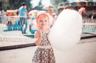 Küçük sarışın kızın portresi.