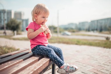 Küçük sarışın kızın portresi.